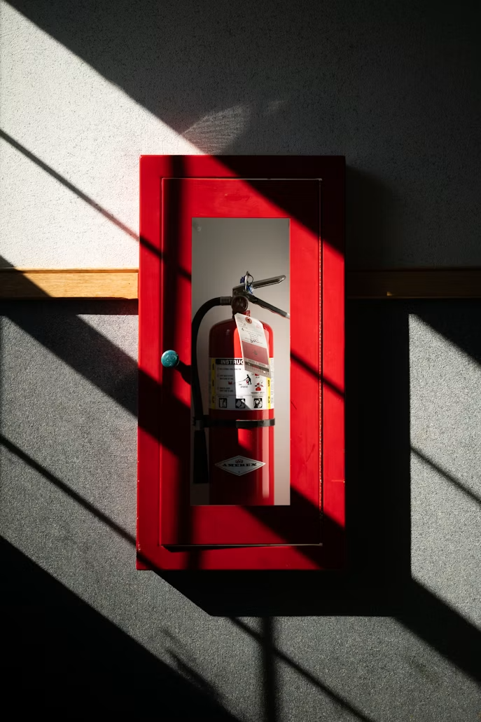 Brandschutzhelfer bei einer praktischen Übung mit Feuerlöscher